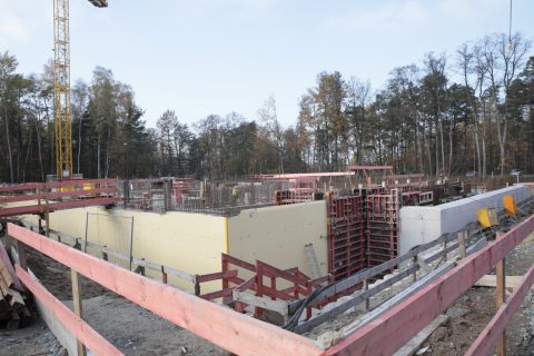 Grundsteinlegung für das ECAP-Laboratory Am 11. November 2019 trafen sich Vertreter aus Wissenschaft und Politik zur Grundsteinlegung für den Forschungsbau des Erlangen Centre for Astroparticle Physics (ECAP) der FAU. Im Bild (v.l.): FAU-Kanzler Christian Zens, FAU-Präsident Prof. Dr. Joachim Hornegger, Innenminister Joachim Herrmann, Wissenschaftsminister Bernd Sibler, Erlangens Oberbürgermeister Dr. Florian Janik, Leiter des Staatl. Baumamts Dieter Maußner und ECAP-Direktor Prof. Dr. Stefan Funk nutzen den Grundstein als Erinnerungskapsel an das Jahr 2019. (Bild: FAU/Erich Malter)