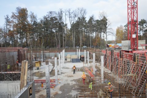 Grundsteinlegung für das ECAP-Laboratory Am 11. November 2019 trafen sich Vertreter aus Wissenschaft und Politik zur Grundsteinlegung für den Forschungsbau des Erlangen Centre for Astroparticle Physics (ECAP) der FAU. Im Bild (v.l.): FAU-Kanzler Christian Zens, FAU-Präsident Prof. Dr. Joachim Hornegger, Innenminister Joachim Herrmann, Wissenschaftsminister Bernd Sibler, Erlangens Oberbürgermeister Dr. Florian Janik, Leiter des Staatl. Baumamts Dieter Maußner und ECAP-Direktor Prof. Dr. Stefan Funk nutzen den Grundstein als Erinnerungskapsel an das Jahr 2019. (Bild: FAU/Erich Malter)