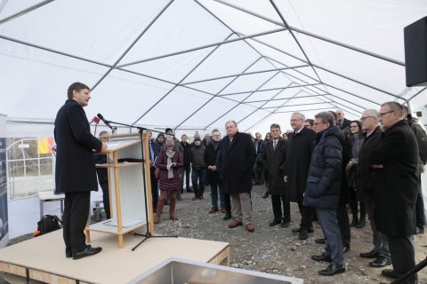 Grundsteinlegung für das ECAP-Laboratory Am 11. November 2019 trafen sich Vertreter aus Wissenschaft und Politik zur Grundsteinlegung für den Forschungsbau des Erlangen Centre for Astroparticle Physics (ECAP) der FAU. Im Bild (v.l.): FAU-Kanzler Christian Zens, FAU-Präsident Prof. Dr. Joachim Hornegger, Innenminister Joachim Herrmann, Wissenschaftsminister Bernd Sibler, Erlangens Oberbürgermeister Dr. Florian Janik, Leiter des Staatl. Baumamts Dieter Maußner und ECAP-Direktor Prof. Dr. Stefan Funk nutzen den Grundstein als Erinnerungskapsel an das Jahr 2019. (Bild: FAU/Erich Malter)