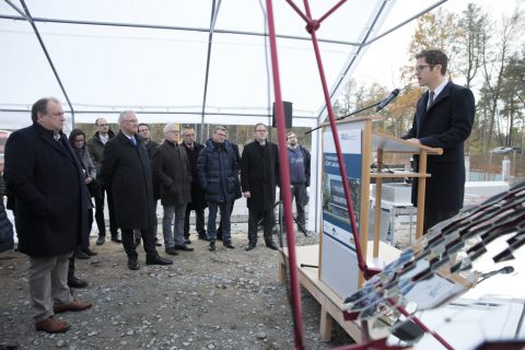 Grundsteinlegung für das ECAP-Laboratory Am 11. November 2019 trafen sich Vertreter aus Wissenschaft und Politik zur Grundsteinlegung für den Forschungsbau des Erlangen Centre for Astroparticle Physics (ECAP) der FAU. Im Bild (v.l.): FAU-Kanzler Christian Zens, FAU-Präsident Prof. Dr. Joachim Hornegger, Innenminister Joachim Herrmann, Wissenschaftsminister Bernd Sibler, Erlangens Oberbürgermeister Dr. Florian Janik, Leiter des Staatl. Baumamts Dieter Maußner und ECAP-Direktor Prof. Dr. Stefan Funk nutzen den Grundstein als Erinnerungskapsel an das Jahr 2019. (Bild: FAU/Erich Malter)