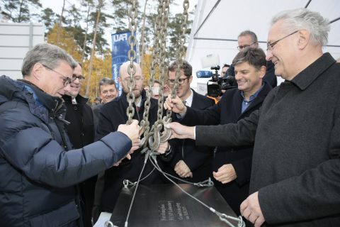 Grundsteinlegung für das ECAP-Laboratory Am 11. November 2019 trafen sich Vertreter aus Wissenschaft und Politik zur Grundsteinlegung für den Forschungsbau des Erlangen Centre for Astroparticle Physics (ECAP) der FAU. Im Bild (v.l.): FAU-Kanzler Christian Zens, FAU-Präsident Prof. Dr. Joachim Hornegger, Innenminister Joachim Herrmann, Wissenschaftsminister Bernd Sibler, Erlangens Oberbürgermeister Dr. Florian Janik, Leiter des Staatl. Baumamts Dieter Maußner und ECAP-Direktor Prof. Dr. Stefan Funk nutzen den Grundstein als Erinnerungskapsel an das Jahr 2019. (Bild: FAU/Erich Malter)