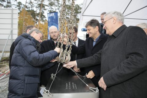 Grundsteinlegung für das ECAP-Laboratory Am 11. November 2019 trafen sich Vertreter aus Wissenschaft und Politik zur Grundsteinlegung für den Forschungsbau des Erlangen Centre for Astroparticle Physics (ECAP) der FAU. Im Bild (v.l.): FAU-Kanzler Christian Zens, FAU-Präsident Prof. Dr. Joachim Hornegger, Innenminister Joachim Herrmann, Wissenschaftsminister Bernd Sibler, Erlangens Oberbürgermeister Dr. Florian Janik, Leiter des Staatl. Baumamts Dieter Maußner und ECAP-Direktor Prof. Dr. Stefan Funk nutzen den Grundstein als Erinnerungskapsel an das Jahr 2019. (Bild: FAU/Erich Malter)