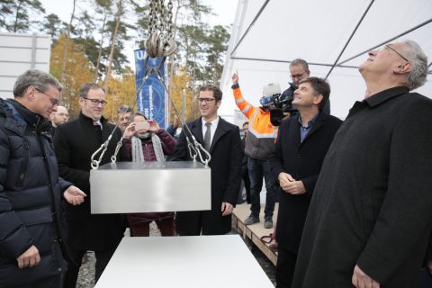 Grundsteinlegung für das ECAP-Laboratory Am 11. November 2019 trafen sich Vertreter aus Wissenschaft und Politik zur Grundsteinlegung für den Forschungsbau des Erlangen Centre for Astroparticle Physics (ECAP) der FAU. Im Bild (v.l.): FAU-Kanzler Christian Zens, FAU-Präsident Prof. Dr. Joachim Hornegger, Innenminister Joachim Herrmann, Wissenschaftsminister Bernd Sibler, Erlangens Oberbürgermeister Dr. Florian Janik, Leiter des Staatl. Baumamts Dieter Maußner und ECAP-Direktor Prof. Dr. Stefan Funk nutzen den Grundstein als Erinnerungskapsel an das Jahr 2019. (Bild: FAU/Erich Malter)