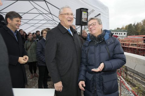 Grundsteinlegung für das ECAP-Laboratory Am 11. November 2019 trafen sich Vertreter aus Wissenschaft und Politik zur Grundsteinlegung für den Forschungsbau des Erlangen Centre for Astroparticle Physics (ECAP) der FAU. Im Bild (v.l.): FAU-Kanzler Christian Zens, FAU-Präsident Prof. Dr. Joachim Hornegger, Innenminister Joachim Herrmann, Wissenschaftsminister Bernd Sibler, Erlangens Oberbürgermeister Dr. Florian Janik, Leiter des Staatl. Baumamts Dieter Maußner und ECAP-Direktor Prof. Dr. Stefan Funk nutzen den Grundstein als Erinnerungskapsel an das Jahr 2019. (Bild: FAU/Erich Malter)
