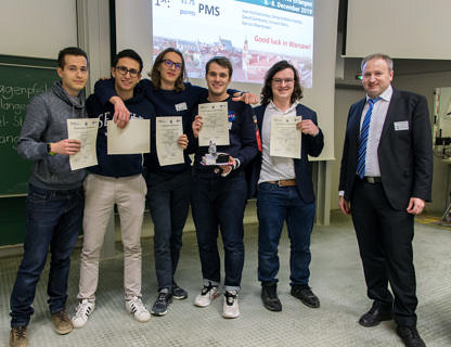 Das Gewinnerteam aus München bestehend aus (von links nach rechts) Dmytro Melnichenko, David Zambrano, Vincent Weis, Ivan Kokhanovskyi und Patrick Oberländer bei der Preisverleihung mit Prof. Michael Schmiedeberg (Foto: Dominik Rattenbacher)