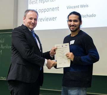 Zum Artikel "Deutschlandweiter Physikwettbewerb in Erlangen: Student der FAU gewinnt Preis für die beste Präsentation"