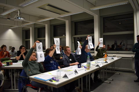 Die Jury bewertet einen Auftritt beim German Physicists’ Tournament (Foto: Jacqueline Catalano)