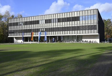 Am 10. November 2022 wurde der Forschungsbau des Erlangen Centre for Astroparticle Physics auf dem Südgelände der FAU eingeweiht. (Bild: FAU/Harald Sippel)