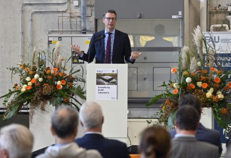 Am 10. November 2022 wurde der Forschungsbau des Erlangen Centre for Astroparticle Physics auf dem Südgelände der FAU eingeweiht. Im Bild: Der bayerische Wissenschaftsminister Markus Blume. (Bild: FAU/Harald Sippel)