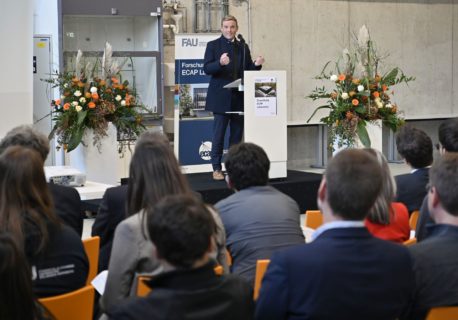 Am 10. November 2022 wurde der Forschungsbau des Erlangen Centre for Astroparticle Physics auf dem Südgelände der FAU eingeweiht. Im Bild: Jörg Volleth, Bürgermeister der Stadt Erlangen. (Bild: FAU/Harald Sippel)