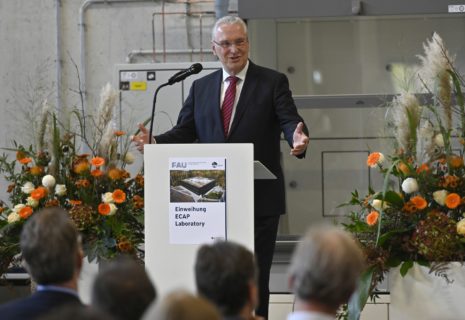 Am 10. November 2022 wurde der Forschungsbau des Erlangen Centre for Astroparticle Physics auf dem Südgelände der FAU eingeweiht. Im Bild: Der bayerische Innenminister Joachim Herrmann hielt ein Grußwort. (Bild: FAU/Harald Sippel)