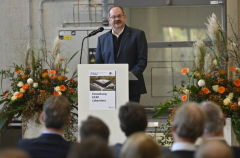 Am 10. November 2022 wurde der Forschungsbau des Erlangen Centre for Astroparticle Physics auf dem Südgelände der FAU eingeweiht. Im Bild: Prof. Dr. Jürgen Schatz, Dekan der Naturwissenschaftlichen Fakultät. (Bild: FAU/Harald Sippel)