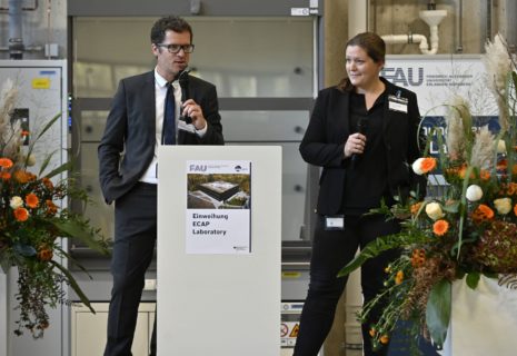 Am 10. November 2022 wurde der Forschungsbau des Erlangen Centre for Astroparticle Physics auf dem Südgelände der FAU eingeweiht. Im Bild: Prof. Dr. Anna Nelles, Leitungsmitglied ECAP, Prof. Dr. Stefan Funk, ECAP-Direktor, (Bild: FAU/Harald Sippel)